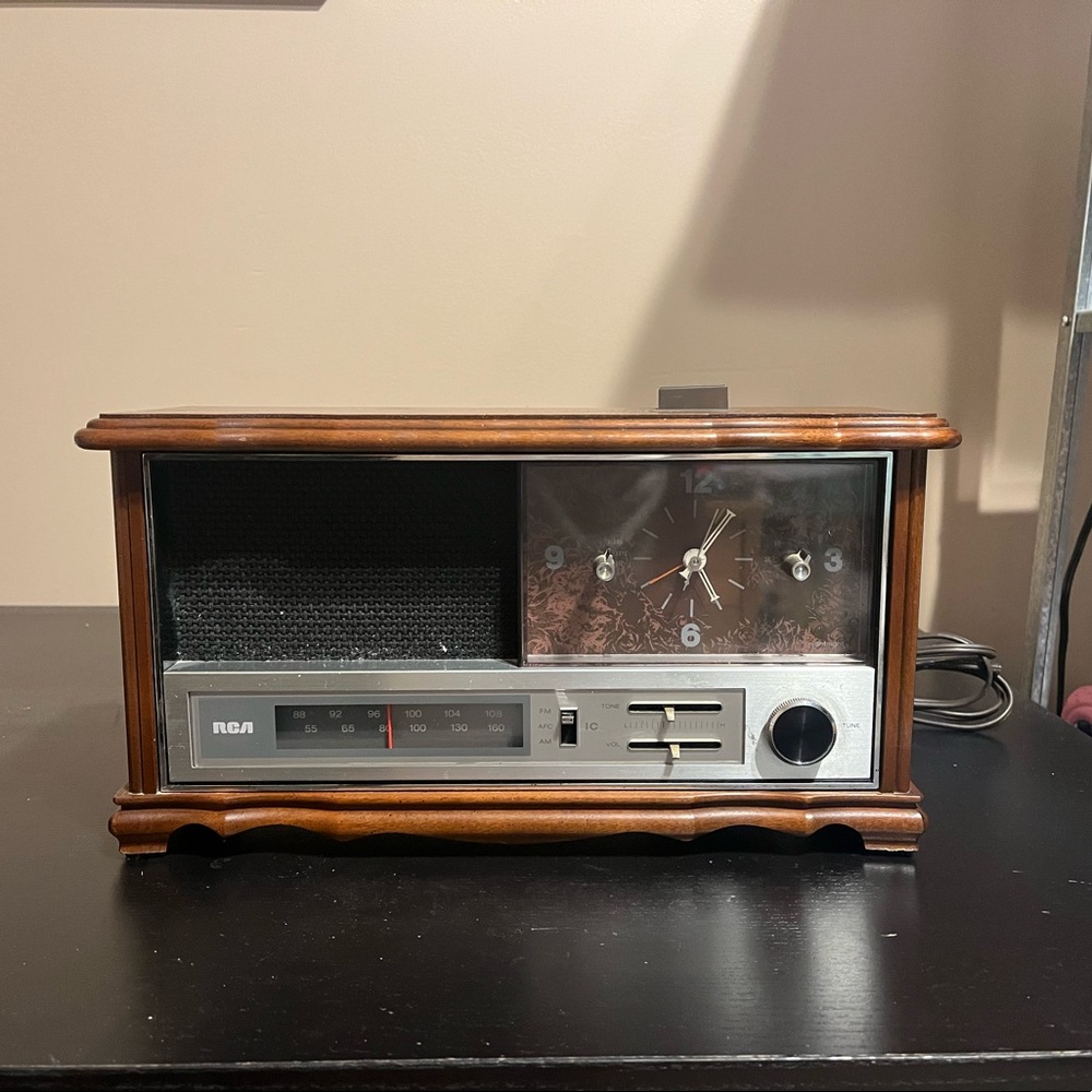 Vintage 1970 RCA AM FM Radio Alarm Clock Model RWS 494F Fruit Wood Finish